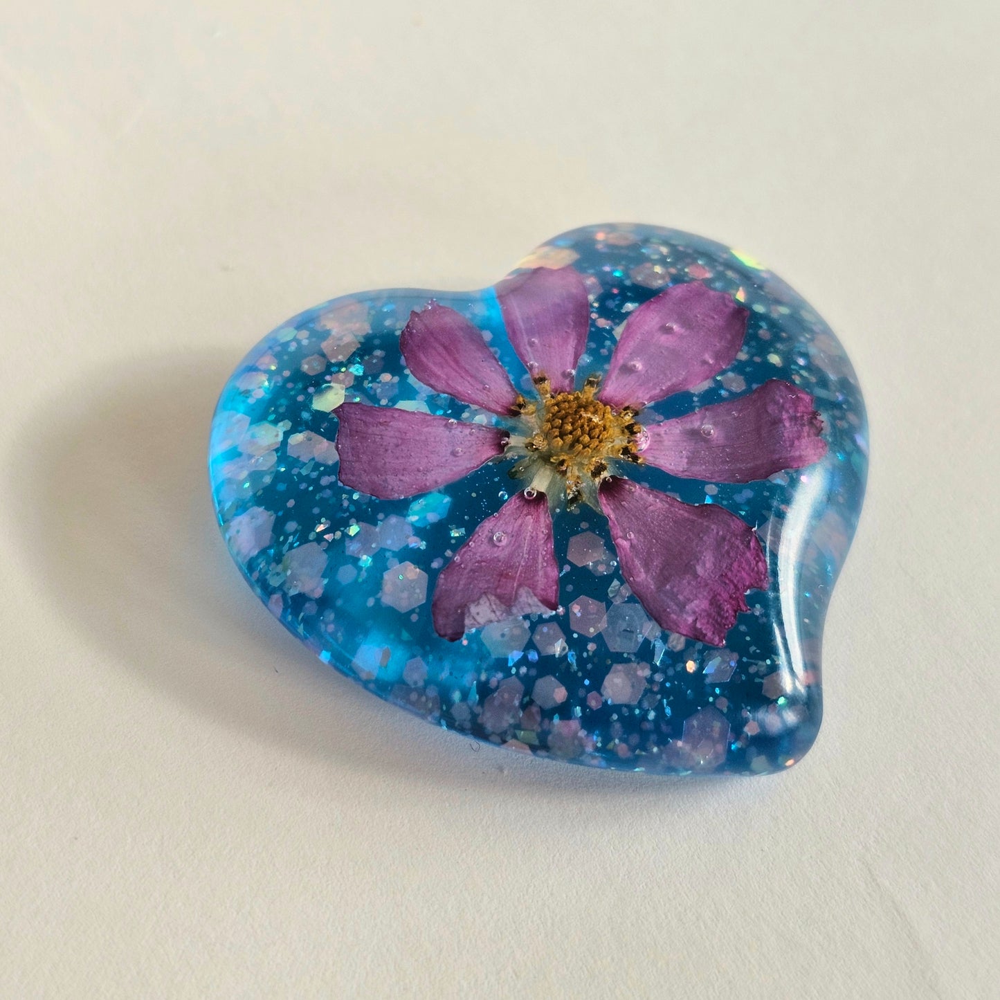 Z001 Small Resin Flower Heart Sky Blue (Pink Cosmos)