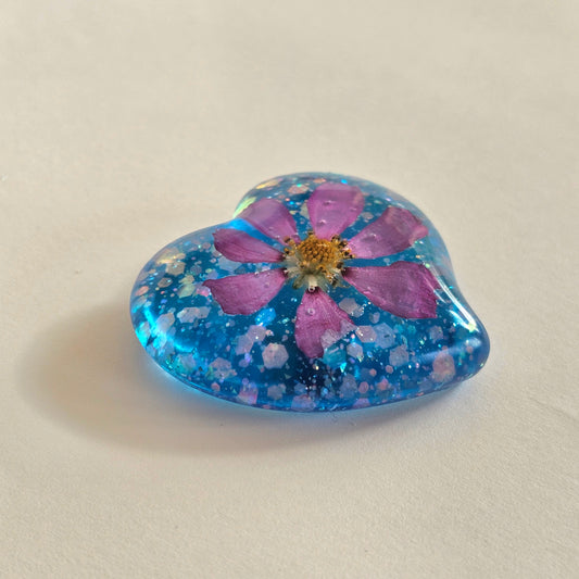 Z001 Small Resin Flower Heart Sky Blue (Pink Cosmos)