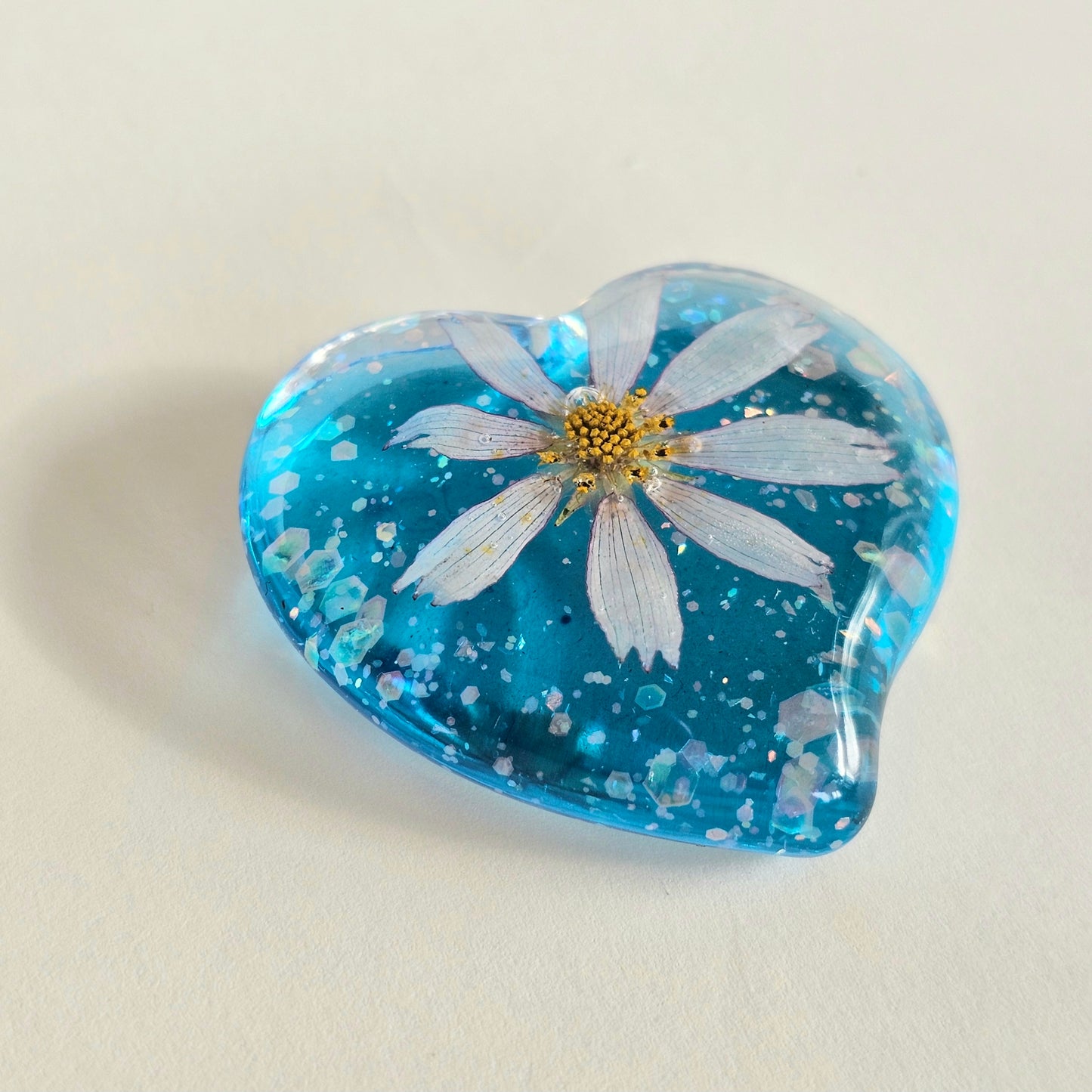 Small Resin Flower Heart Sky Blue (White Cosmos)