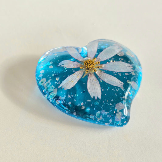 Small Resin Flower Heart Sky Blue (White Cosmos)