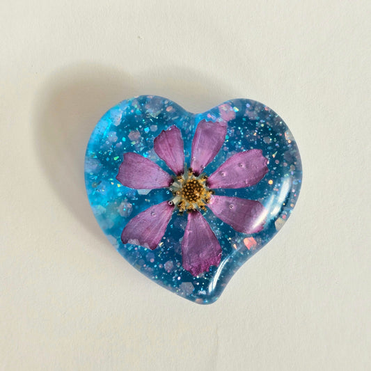 Z001 Small Resin Flower Heart Sky Blue (Pink Cosmos)